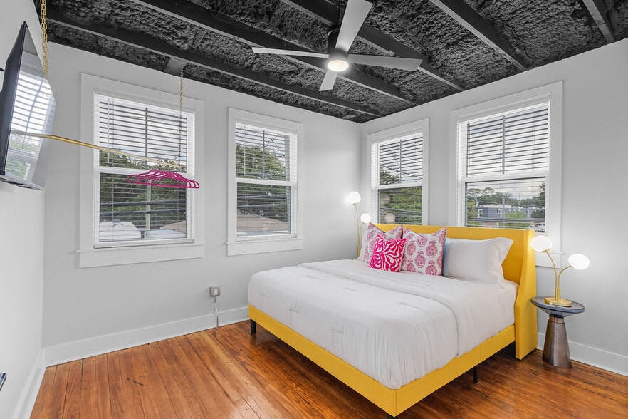 More Photos Of 156 Camellia St, Biloxi General Retail For Sale