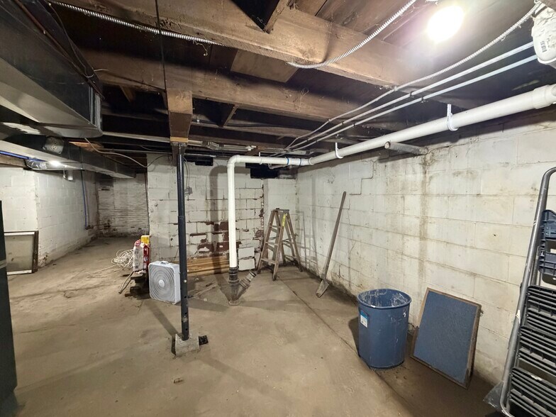 More Photos Of 105 W Vine St, Yutan General Retail For Sale
