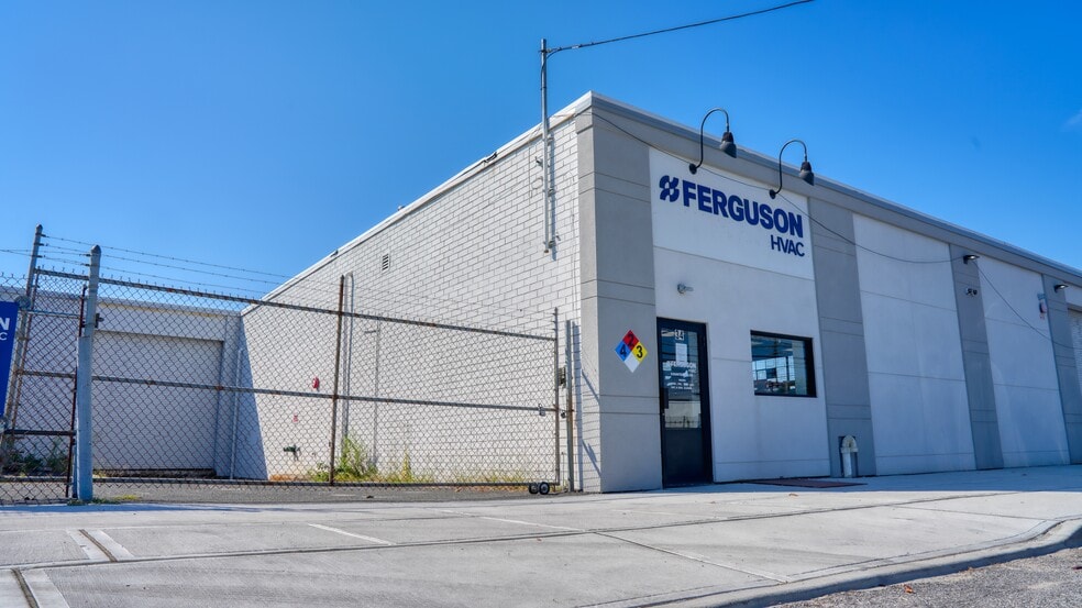 More Photos Of 34 Bennington Ave, Freeport Warehouse For Lease