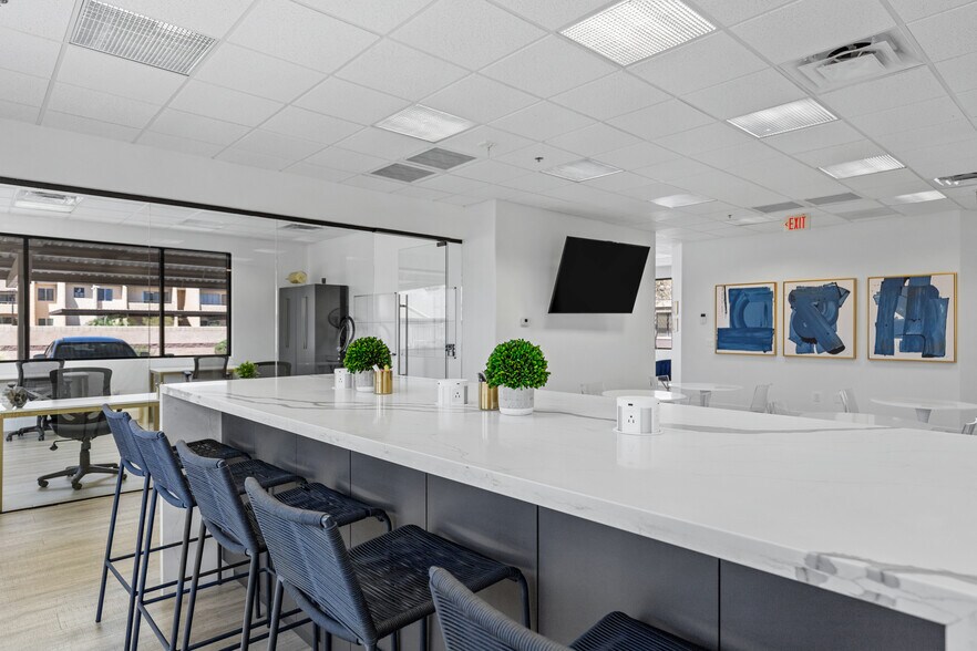 More Photos Of 8111 E Thomas Rd, Scottsdale Medical For Lease