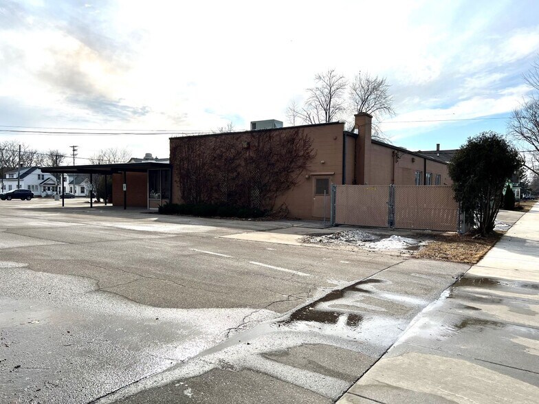 More Photos Of 325 Broad St, Menasha Restaurant For Sale