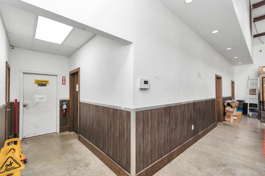 More Photos Of 14902 N Fwy Service Rd, Houston Freestanding For Sale