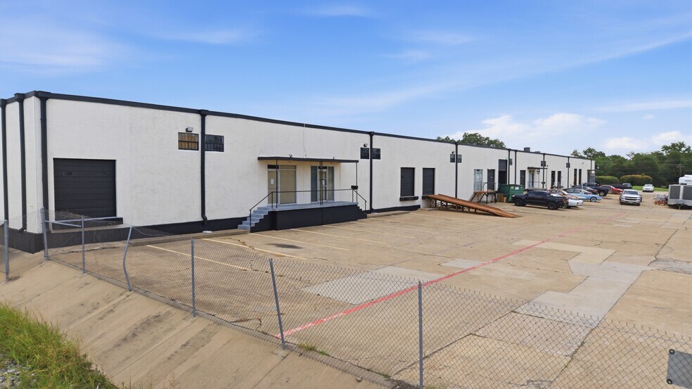 More Photos Of 13908-13910 Distribution Way, Farmers Branch Distribution For Lease