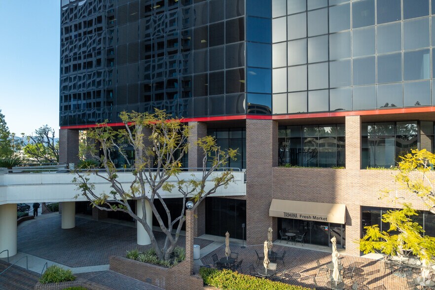 More Photos Of 21800 Oxnard St, Woodland Hills Office For Lease