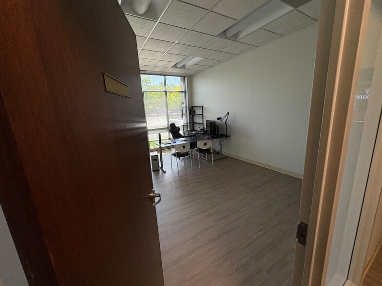 More Photos Of 45305 Catalina Ct, Sterling Showroom For Sale