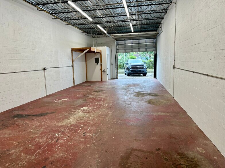 More Photos Of 630-672 NE 40th Ct, Oakland Park Warehouse For Lease