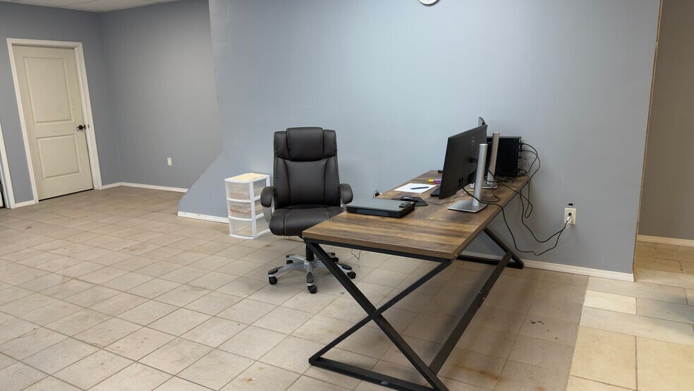 More Photos Of 2800 Delano St, Pensacola Warehouse For Lease