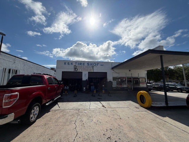 Primary Photo Of 12305 W Dixie Hwy, North Miami Auto Repair For Lease