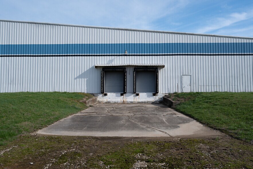 More Photos Of 325 12th St SE, Linton Manufacturing For Lease