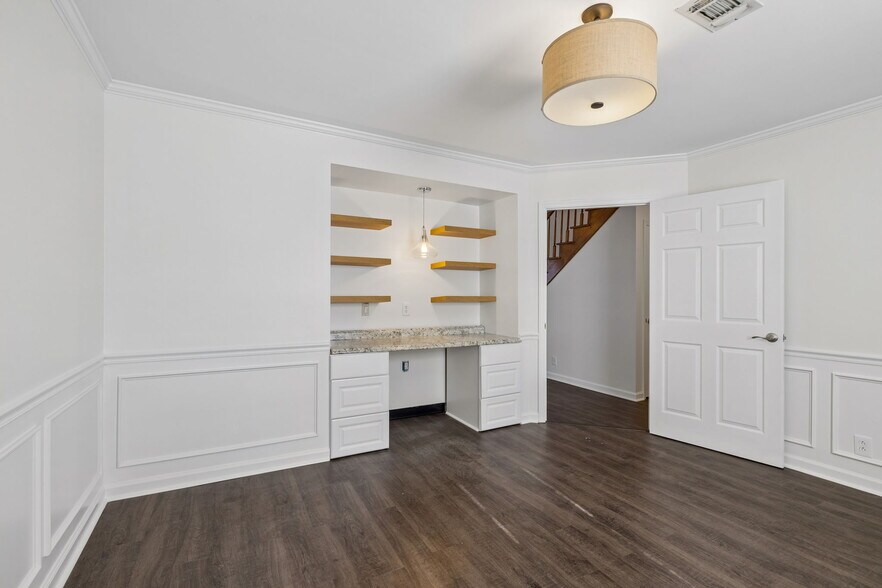 More Photos Of 109 Holiday Ct, Franklin Office For Sale