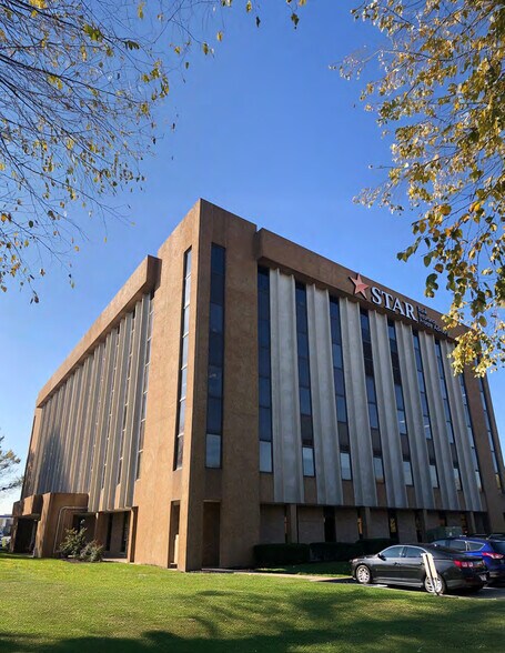 More Photos Of 9102 N Meridian St, Indianapolis Office For Lease