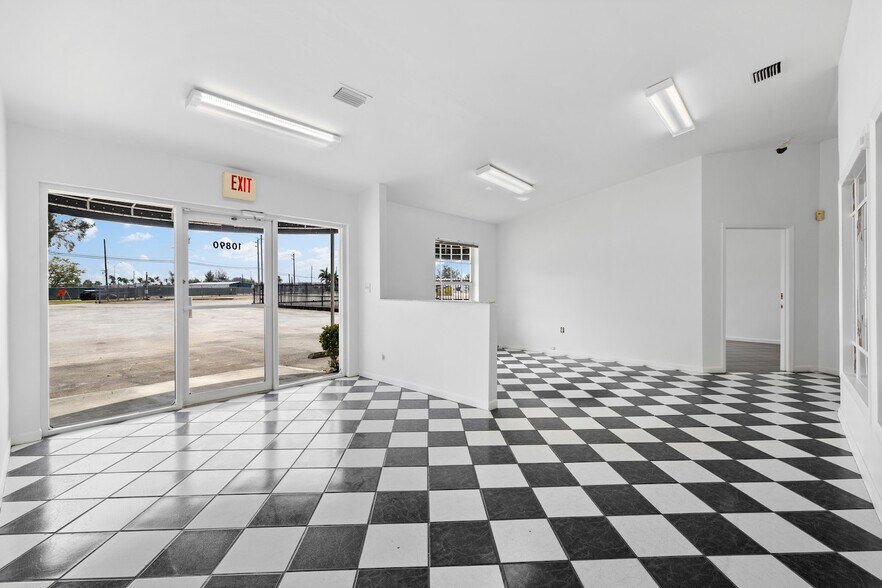 More Photos Of 10890 NW South River Dr, Medley Land For Lease