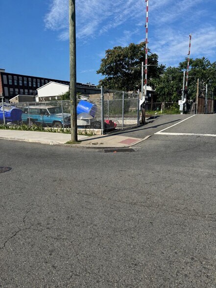 More Photos Of 562 E 18th St, Paterson Auto Repair For Lease