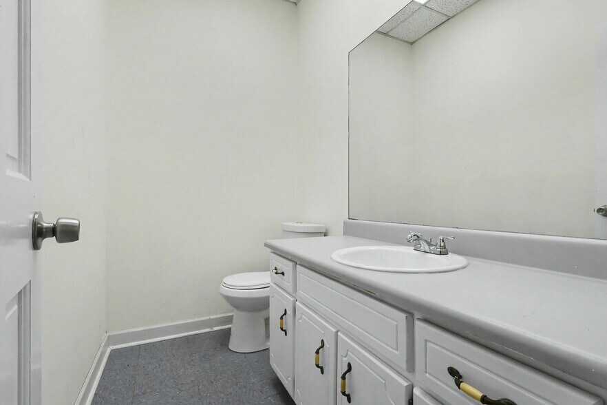 More Photos Of 1445 Cleveland Ave, East Point Showroom For Sale