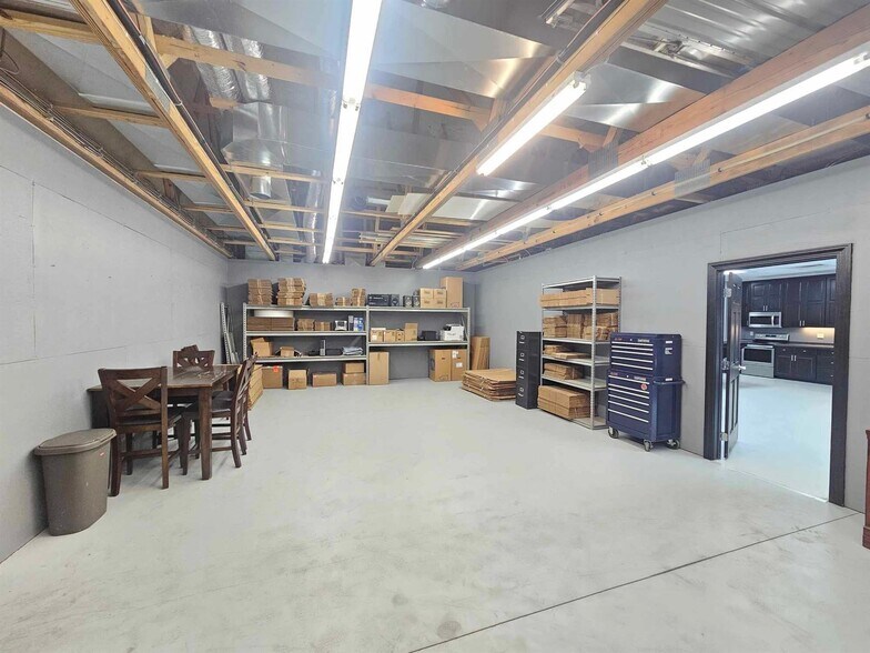 More Photos Of 170 W Circle Dr, Saint Charles Manufacturing For Sale