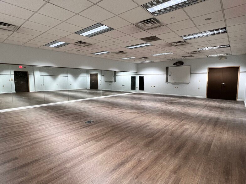 More Photos Of 27 Bleeker St, Millburn Office For Lease