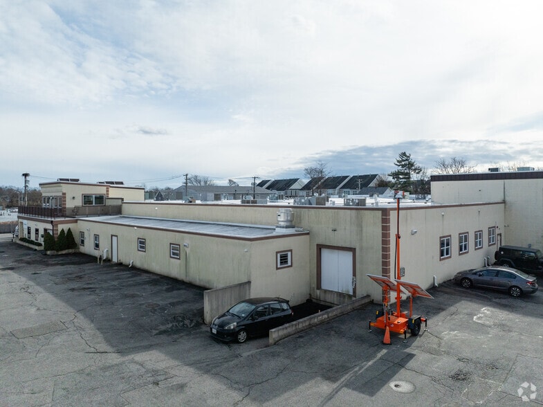 More Photos Of 217 River Ave, Patchogue Warehouse For Lease