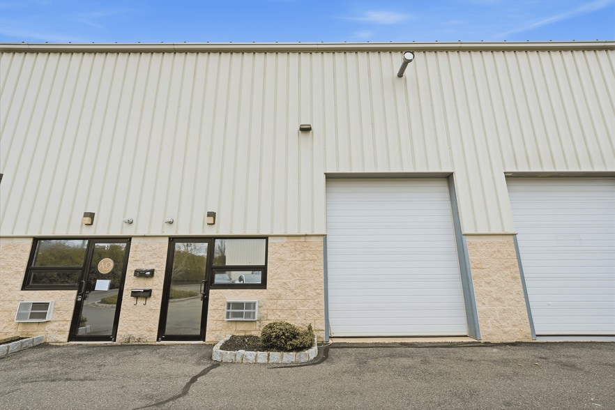 More Photos Of 331 Fairfield Rd, Freehold Service For Lease