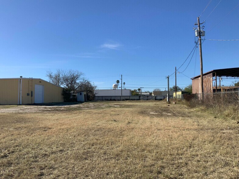 More Photos Of 504 N 2nd St, Carrizo Springs Warehouse For Sale