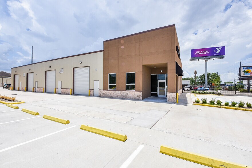 More Photos Of 1631 Highway 6 S, Houston Warehouse For Lease