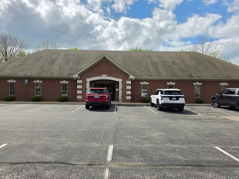 More Photos Of 386 Meridian Parke Ln, Greenwood Medical For Lease
