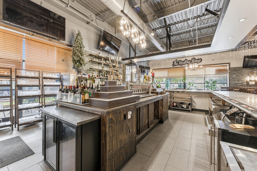 More Photos Of 827 Williams St, Longmeadow Restaurant For Lease