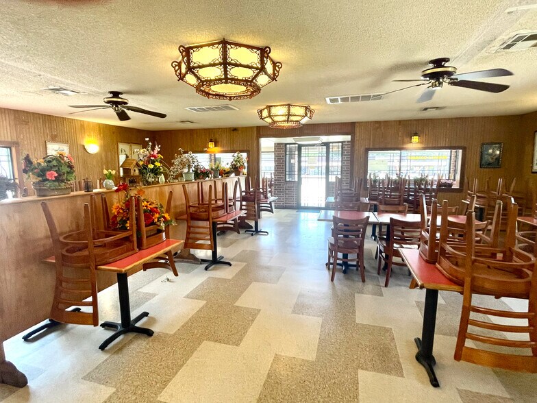 More Photos Of 924 N Main St, Mountain Grove Restaurant For Sale