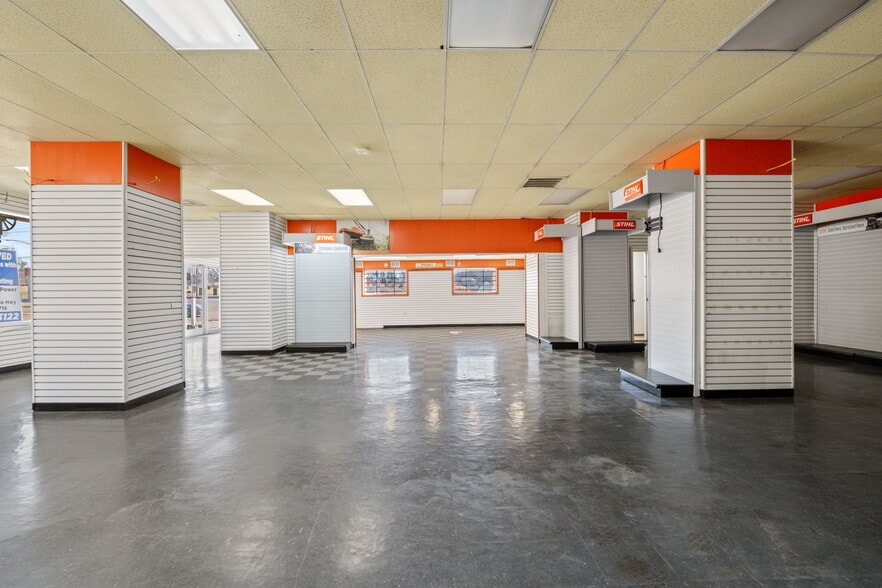 More Photos Of 476 N Main St, Clinton General Retail For Sale