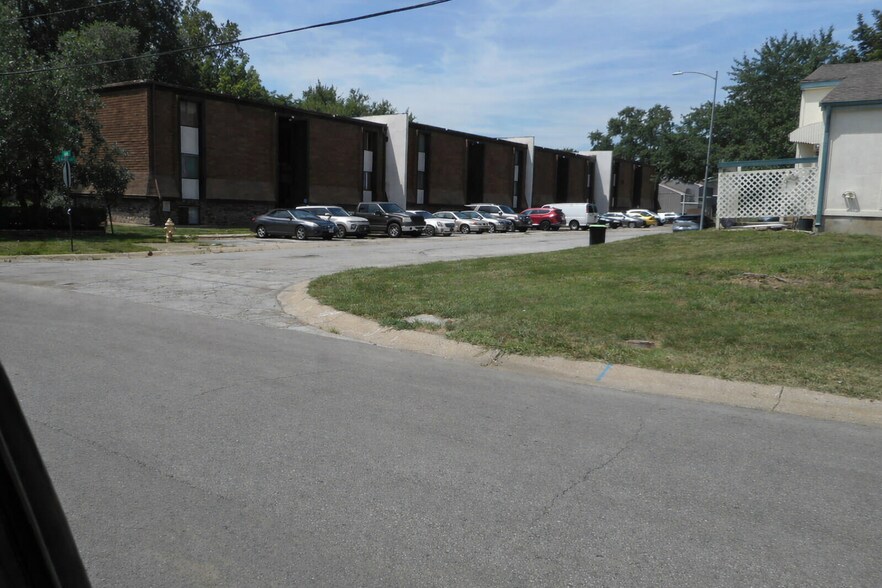 Primary Photo Of 8492 Lane Dr, Raytown Apartments For Sale