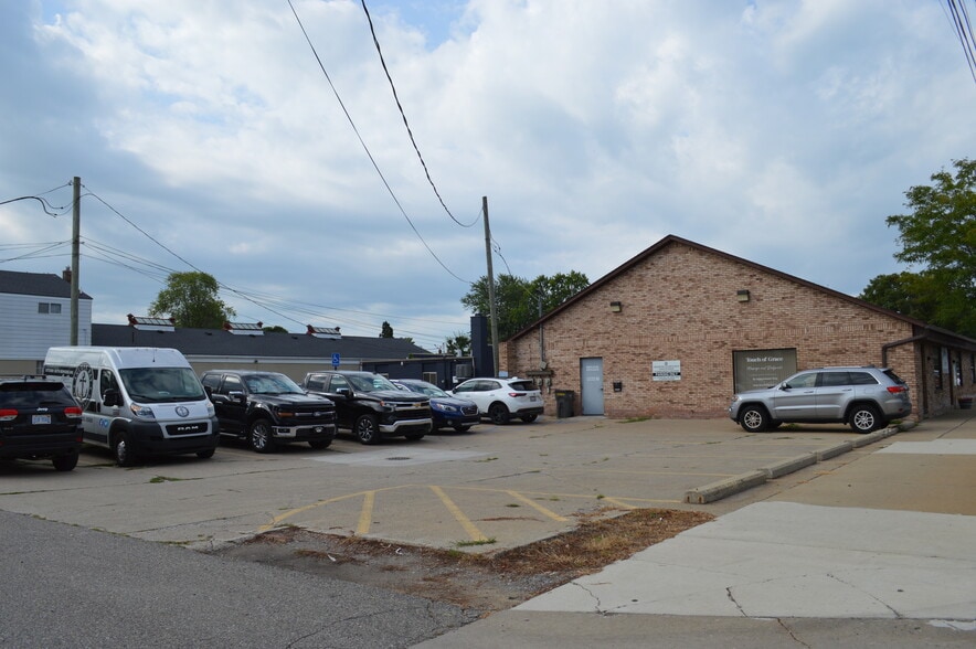 More Photos Of 51180 Washington St, New Baltimore Freestanding For Lease
