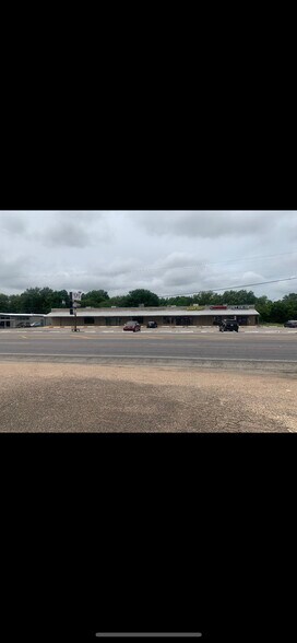 More Photos Of 1605-1611 N Main St, Cleburne Storefront For Lease