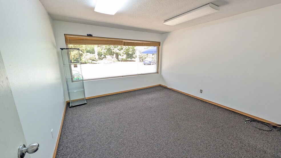 More Photos Of 126 NE 2nd Ave, Hillsboro Storefront For Sale