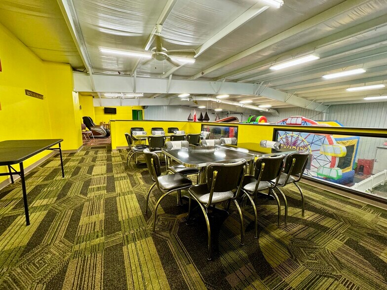 More Photos Of 2509 S 1st St, Terre Haute Showroom For Sale