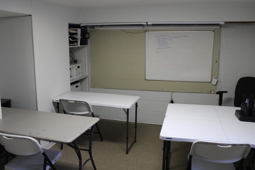 More Photos Of 867 High St, Worthington Office For Lease