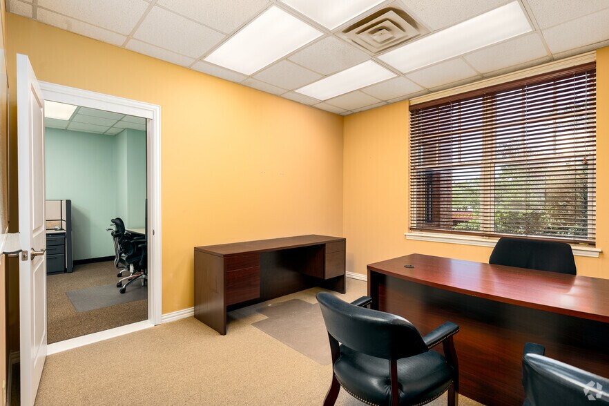 More Photos Of 601 S Main St, Grapevine General Retail For Lease