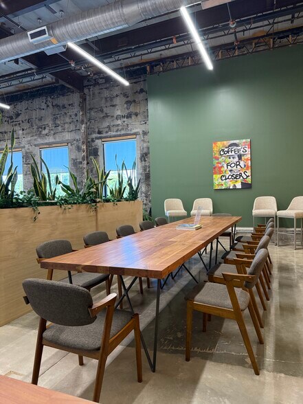 More Photos Of 600 S 1st St, Rogers Warehouse For Lease