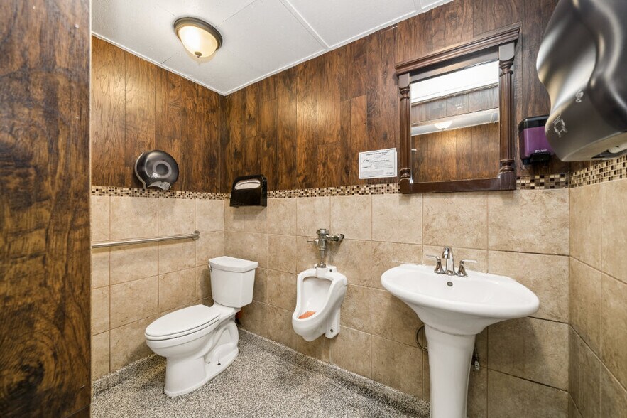 More Photos Of 2015 1st St, Tillamook General Retail For Sale