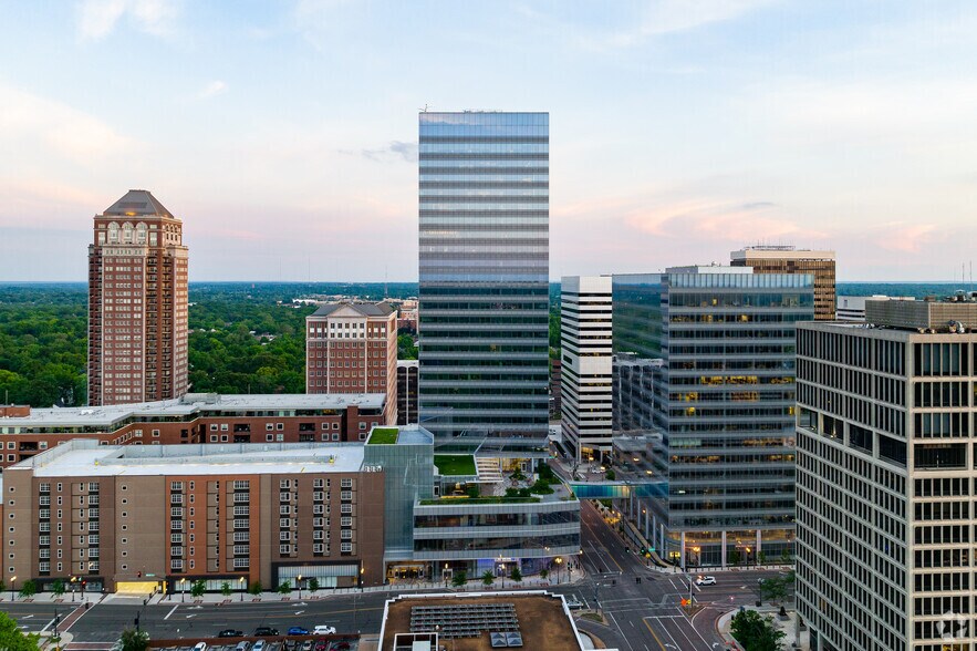 More Photos Of 7676-7638 Forsyth Blvd, Clayton Office For Lease