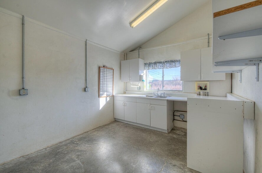 More Photos Of 22540 Us Highway 160, Walsenburg Veterinarian Kennel For Sale