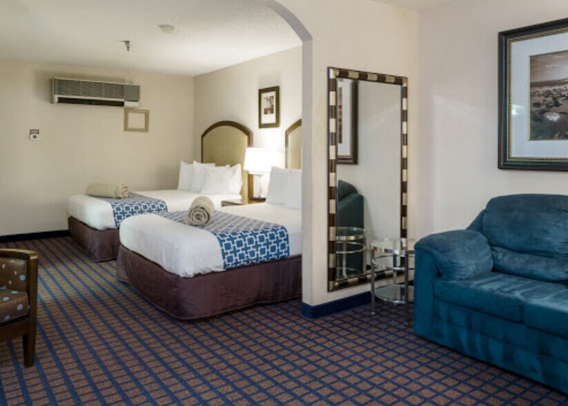 More Photos Of 1401 W US Highway 54, Pratt Hotel For Sale