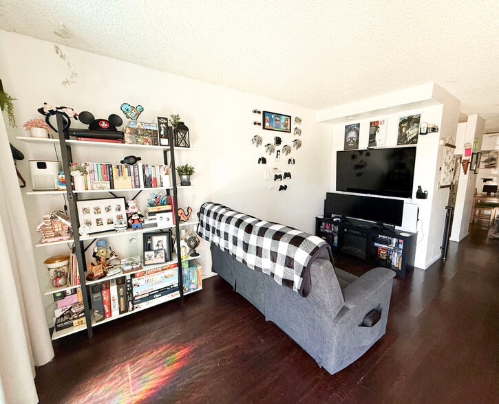 More Photos Of 11249 Emelita St, North Hollywood Apartments For Sale