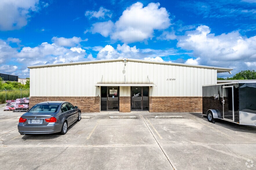 More Photos Of 11549 Old Perrin Beitel Rd, San Antonio Light Manufacturing For Lease