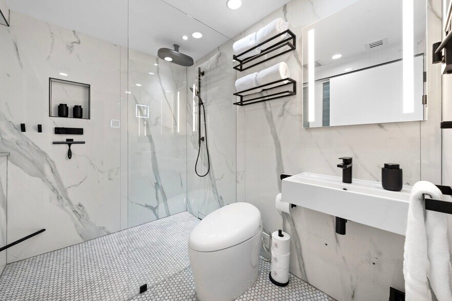 More Photos Of 124 11th St, Miami Beach Hotel For Sale