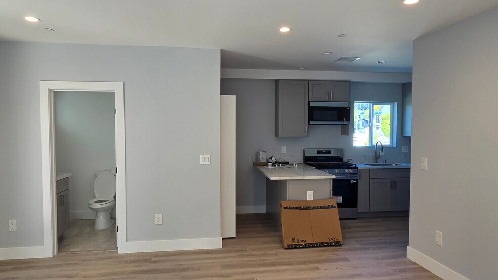 More Photos Of 19100 Victory Blvd, Tarzana Apartments For Sale