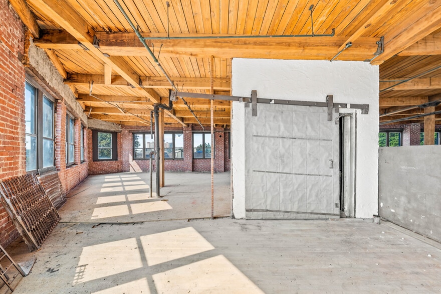 More Photos Of 6100 Wilson Ave, Kansas City Warehouse For Sale