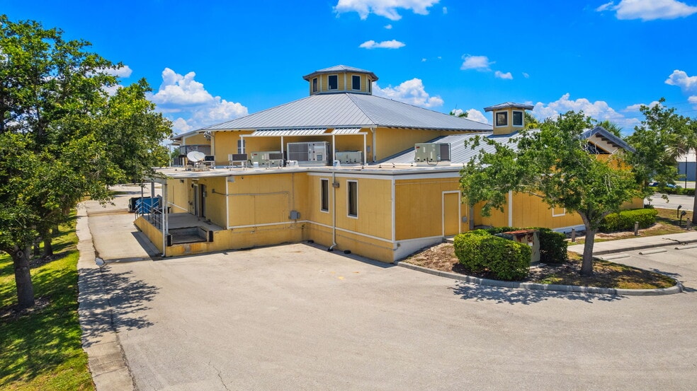 More Photos Of 17650 San Carlos Blvd, Fort Myers Supermarket For Sale