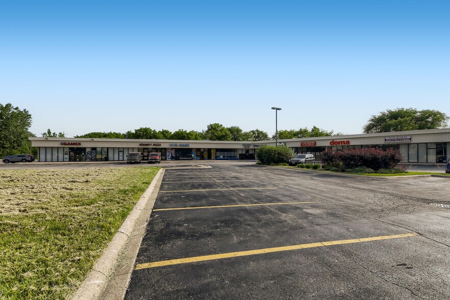 More Photos Of 805-845 N Roselle Rd, Schaumburg Unknown For Lease