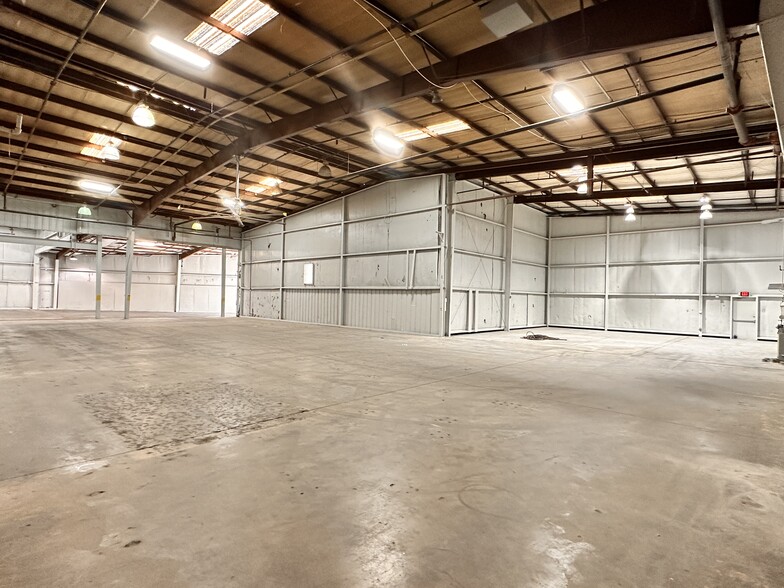 More Photos Of 418 E Jones St, Lewisville Manufacturing For Lease