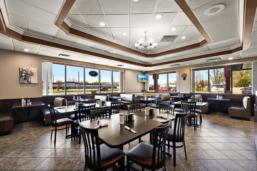 More Photos Of 37116 S Groesbeck Hwy, Clinton Township Restaurant For Sale