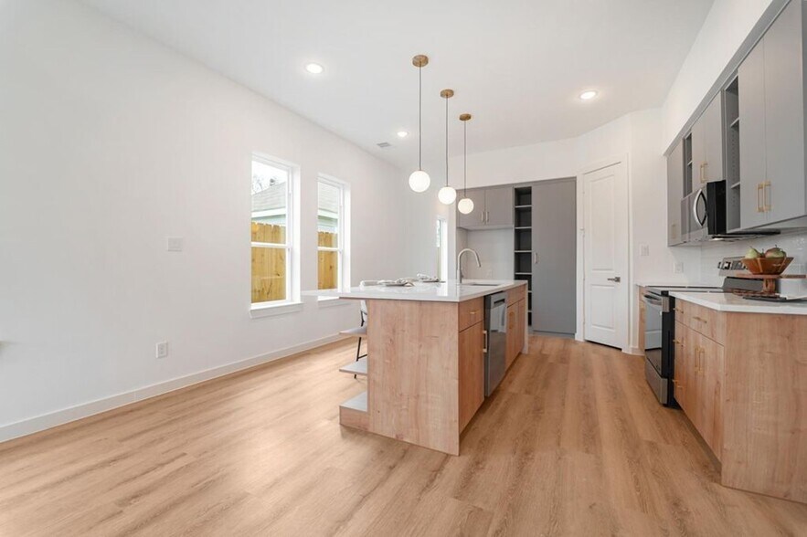 More Photos Of 7118 Eastwood st, Houston Multifamily For Sale